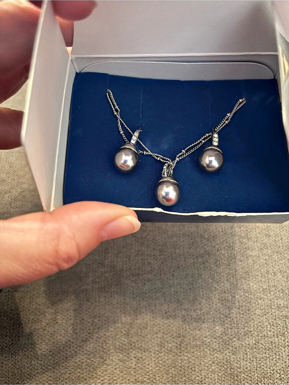Vintage 2007 Avon Midnight Pearlesque Pendant Necklace & Earring Gift Set. NIB